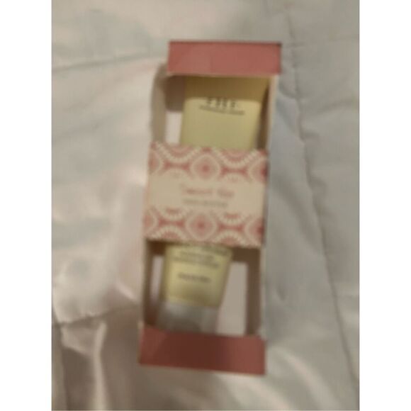 NEW FarmHouse Fresh Sweet Tea Shea Butter Hand Cream 2 Fl Oz - Picture 3 of 5